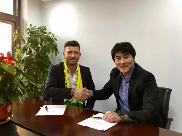 电影中，郑前（艾伦 饰）不靠谱的一家人意外获得超能力，看似无敌的超能力，却只有郑前在家人身边时才会奏效